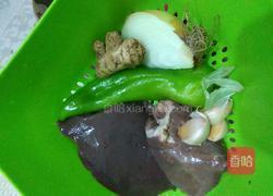 青椒猪肝的做法图解1