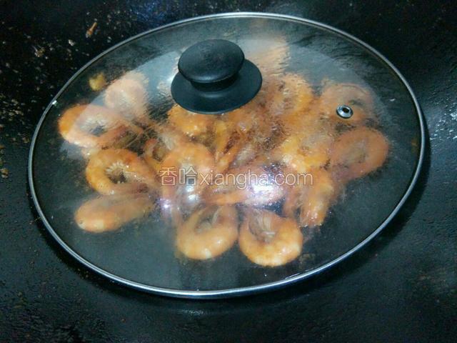 盖上盖子焖煮一会，