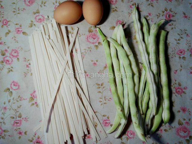 准备食材：面条、豆角、鸡蛋。