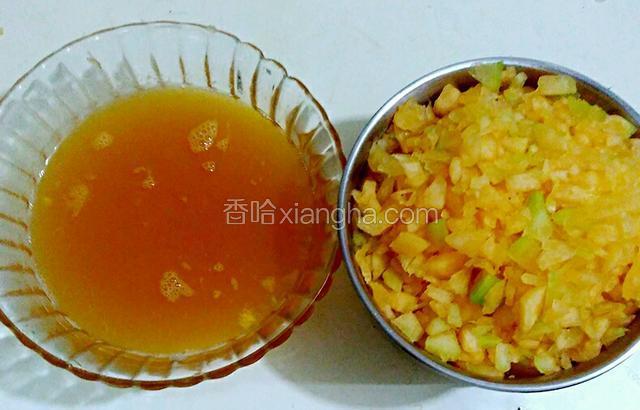 哈蜜瓜也剁碎块.用纱布挤出汁待用