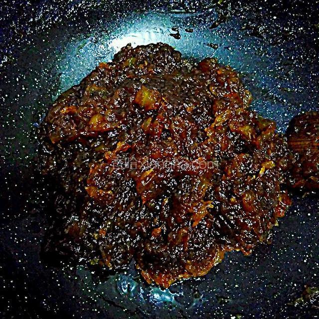 小火炒至水分收干果肉透明变焦黄色就可以起锅了