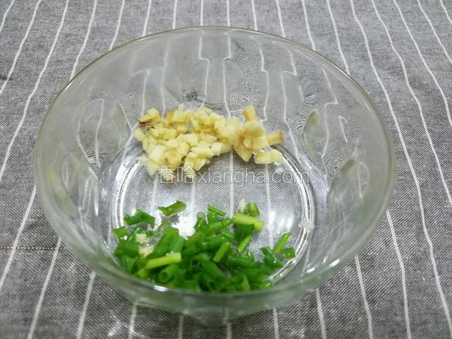 切好葱花和姜末备用。