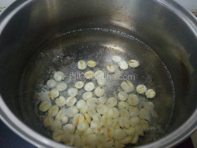 汤锅中添半锅水，开大火，水烧开后放入莲子转中火煮五分钟。