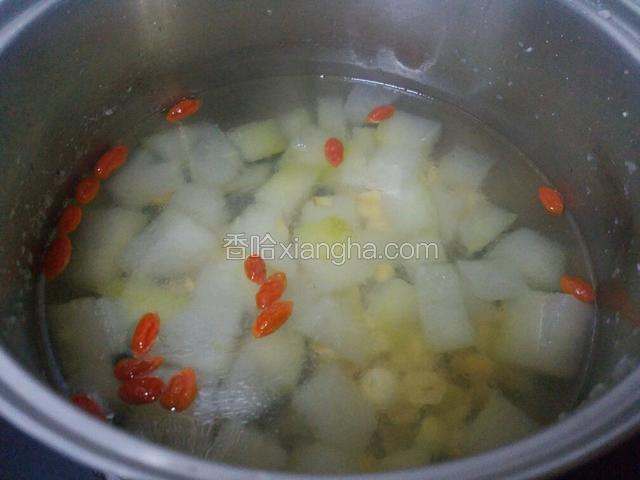 出锅前放入,盐,香油,枸杞。