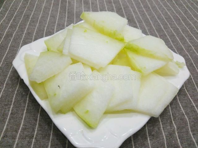冬瓜去皮去瓤洗干净切成片。
