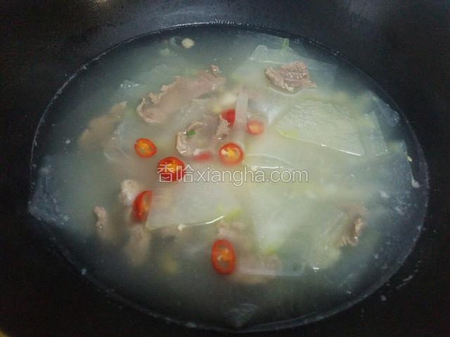 出锅前放入香油,盐,鸡精，红椒调味。