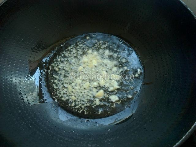 不粘锅放入油，大蒜，姜末煸香。