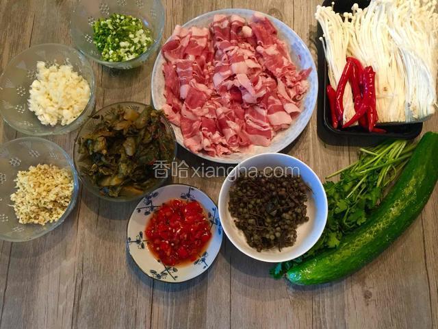 准备好所有食材，葱、姜、蒜切成末待用。