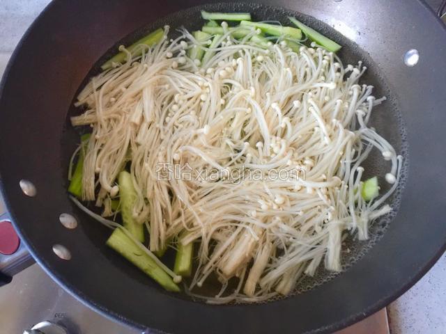 锅内加入适量清水煮沸，放入金针菇和黄瓜条，煮至金针菇变软后和黄瓜条一同捞出，放入碗中待用。