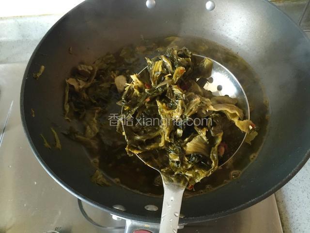 同样方法将酸菜放入锅内煮10分钟。用漏勺将酸菜捞出，留下酸汤待用。
