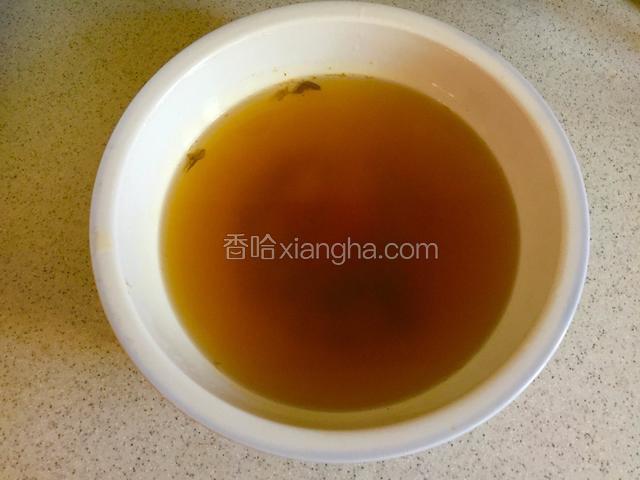 把酸汤倒入碗中备用。