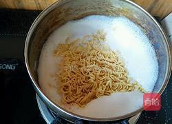 牛奶泡面的做法图解2