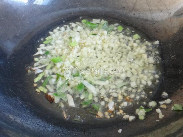 另起锅加油，先把蒜末和葱白炒香