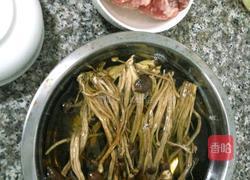 茶树菇煲排骨汤的做法图解1