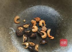 虾仁香菇鸡蛋面的做法图解3