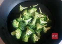 西兰花炒火腿肠的做法图解2