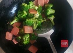 西兰花炒火腿肠的做法图解5