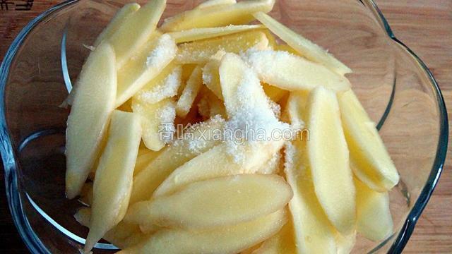 加盐抓匀，腌制2个小时。