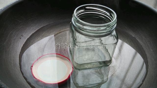 腌制姜的时候，用开水消毒瓶子和瓶盖，控干水。