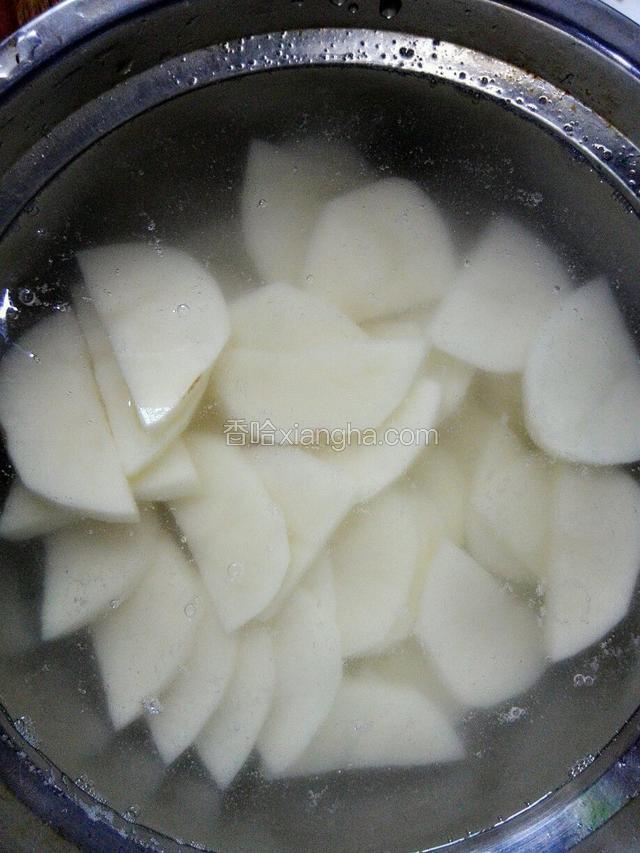 放在凉水中浸泡一会（多换几次水）