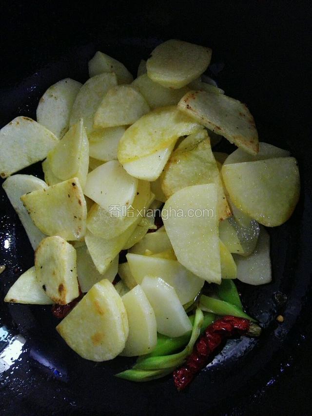 倒入煎好的土豆片翻炒几下