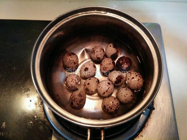 将鹌鹑蛋放汤锅煮熟放凉