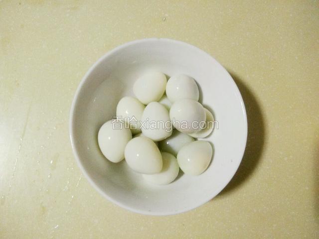 将鹌鹑蛋依次剥壳，这是去壳的鹌鹑蛋如图