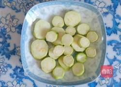 蒜蓉丝瓜爱心蛋的做法图解1