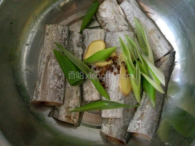 把葱姜  花椒放入抓好的鱼中 一起腌制，至少半小时