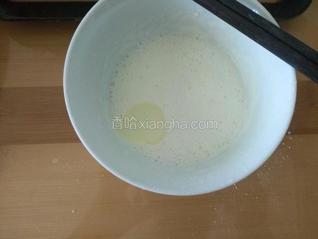 搅拌均匀后加入一小勺油