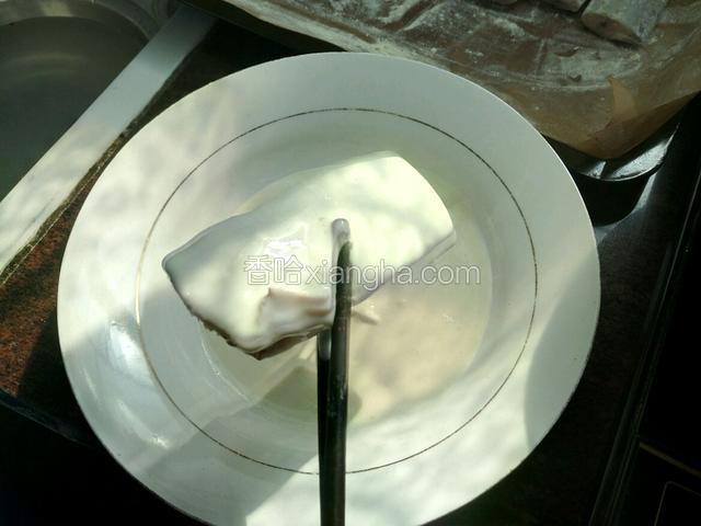 再裹上刚才调好的蛋清糊