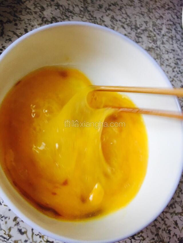 鸡蛋中加盐，鸡粉，耗油，打散备用
