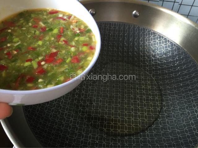 热锅加油，准备倒入鸡蛋液