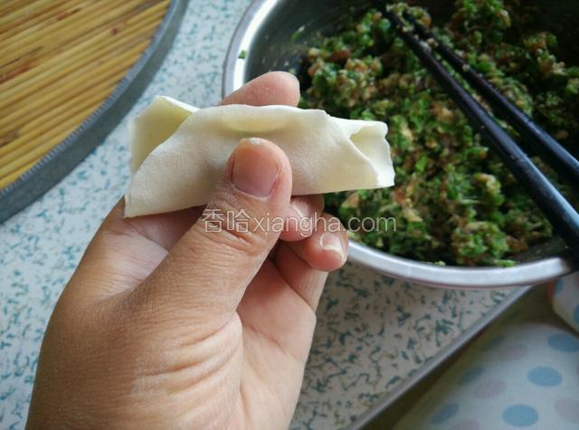 将馅料放入饺子中间包好，依次包完所有饺子