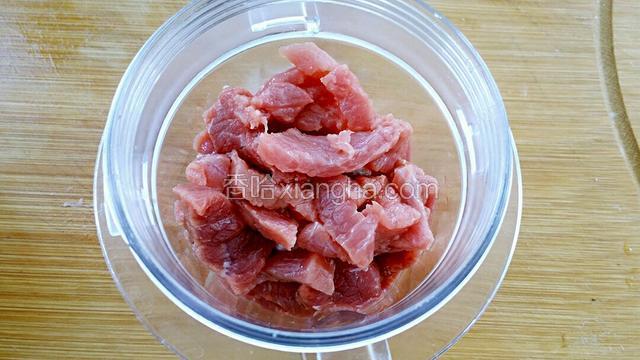 把牛肉切小块放入料理机搅拌杯内，用料理机打成肉糜。
