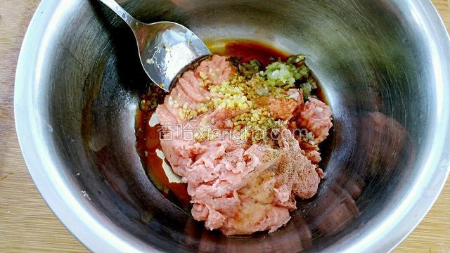 把牛肉糜放入容器中，调入食用油、生抽、料酒、少许盐、鸡精、胡椒粉和鸡蛋清。