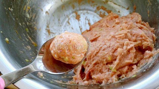 用小勺团成肉圆。