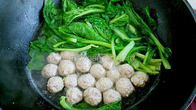 下入小白菜煮软。