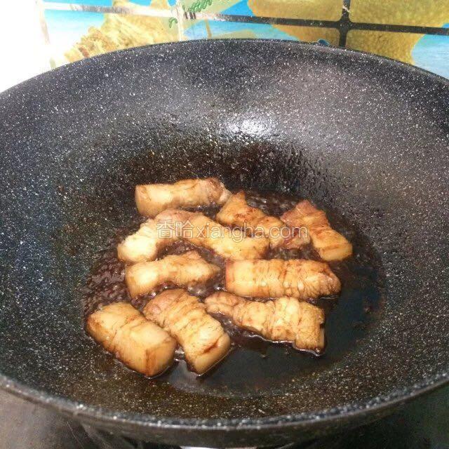五花肉入锅煸炒出油。怕油的可以多煸一会，煸焦一些，煸炒至肉块颜色透亮后倒出多余的油，调入料酒，加一大勺酱油。
