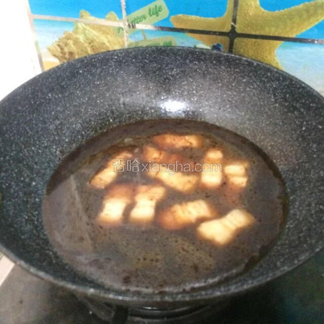 调入开水至盖过肉块，一点冰糖煮开。