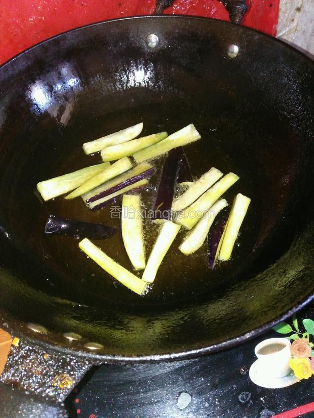 茄子洗净带皮切长条，水晾干，果淀粉，在油锅中炸软！盛出备用