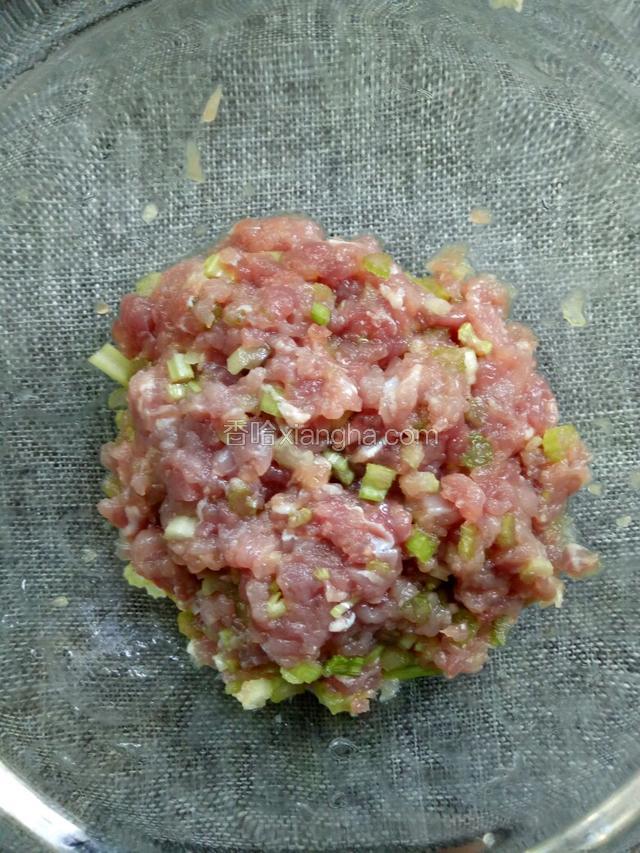 瘦肉和芹菜剁成末，加料酒和盐腌制一下。