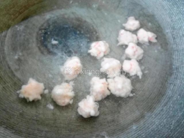 水开，下入虾泥丸