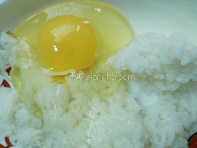 鸡蛋打散放入米饭一起搅拌