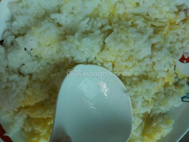 搅拌均匀使米饭包裹蛋液