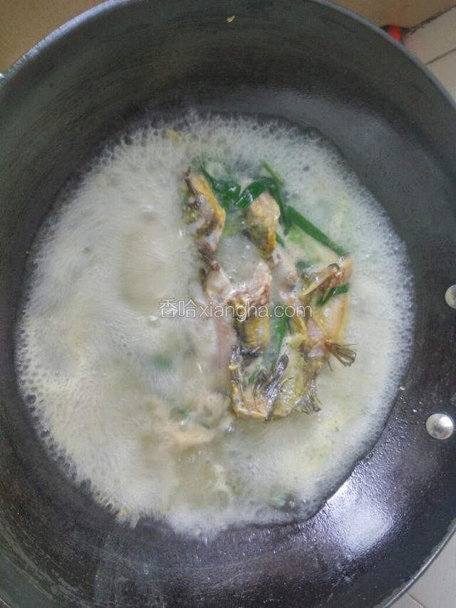 煎至出香味，注入3碗水煮开