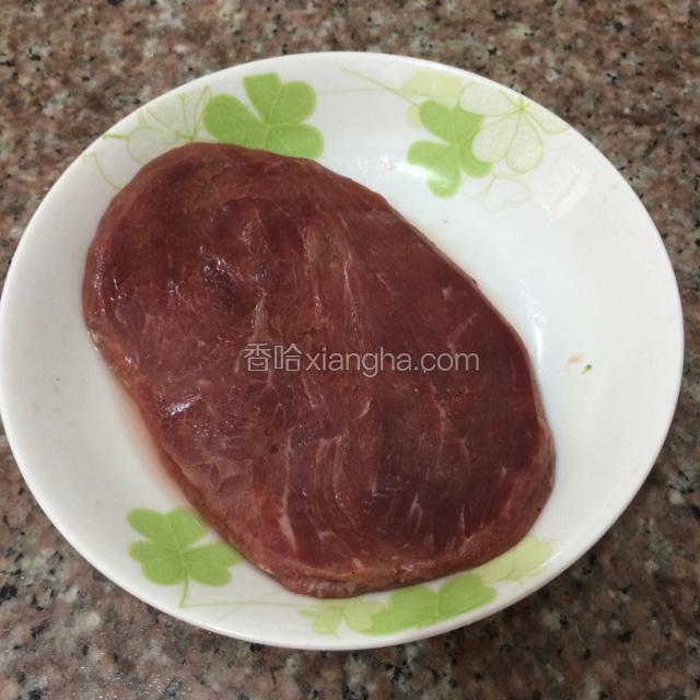 牛排准备好（买现成腌制好的）。