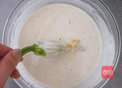 油炸南瓜花的做法图解3