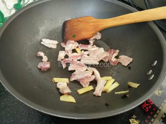 然后放进肉片进行翻炒。
