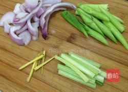 洋葱炒鱿鱼的做法图解2